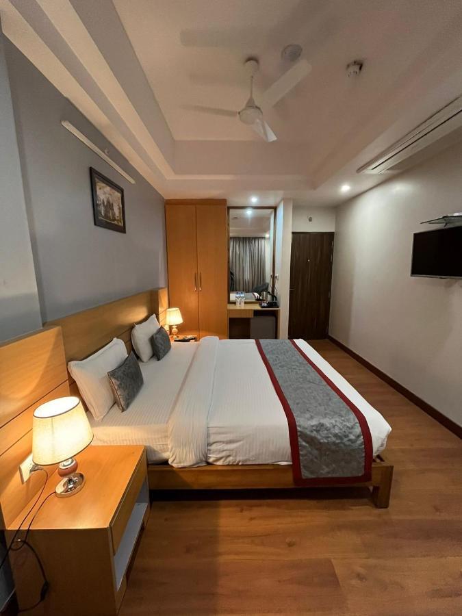 Hotel Sarvin Лакхнау Екстер'єр фото